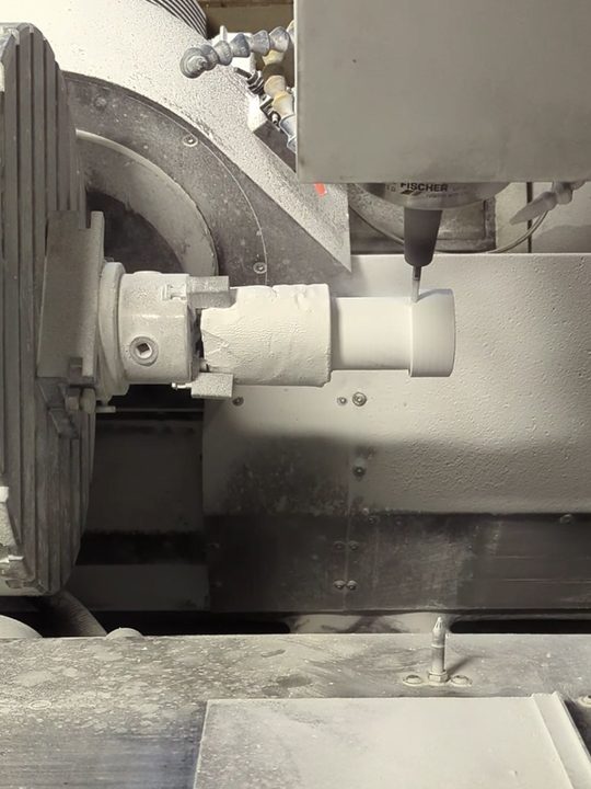 Grünbearbeitung: CNC-Fräsen eines keramischen Rohlings im ungesinterten Zustand