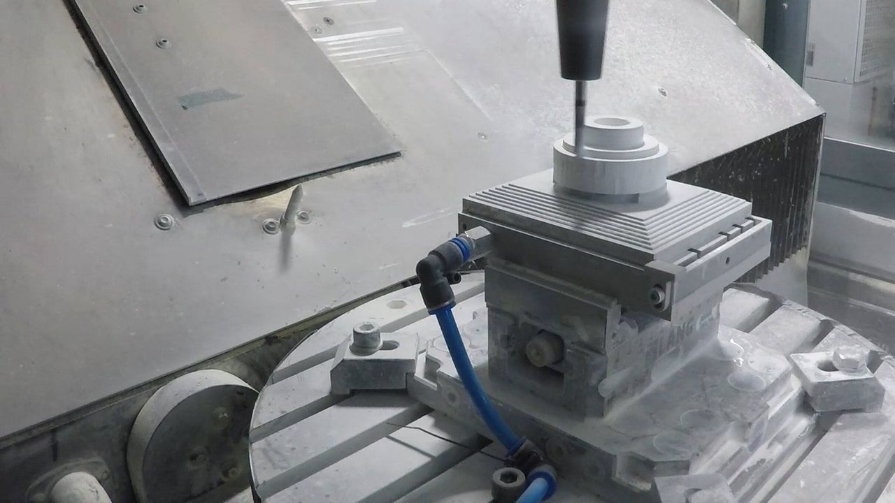 5-Achs-CNC-Fräsmaschine bei der Grünbearbeitung eines Keramikbauteils