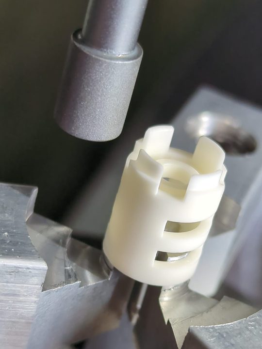 Hartbearbeitung: Diamantschleifstift über einem gesinterten Keramikbauteil aus Aluminiumoxid