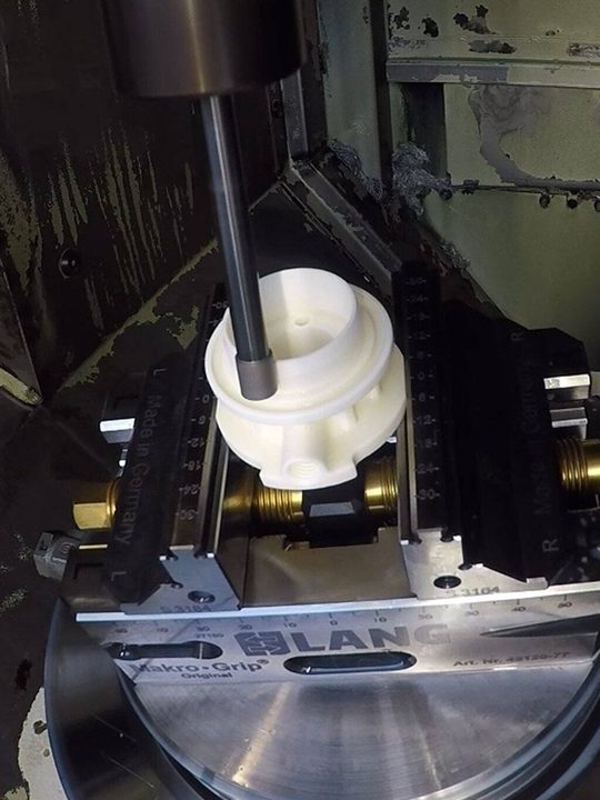 5-Achs-CNC-Hartschleifen: Schleifstift über einem weißen Keramikbauteil im Maschinenschraubstock des Bearbeitungszentrums
