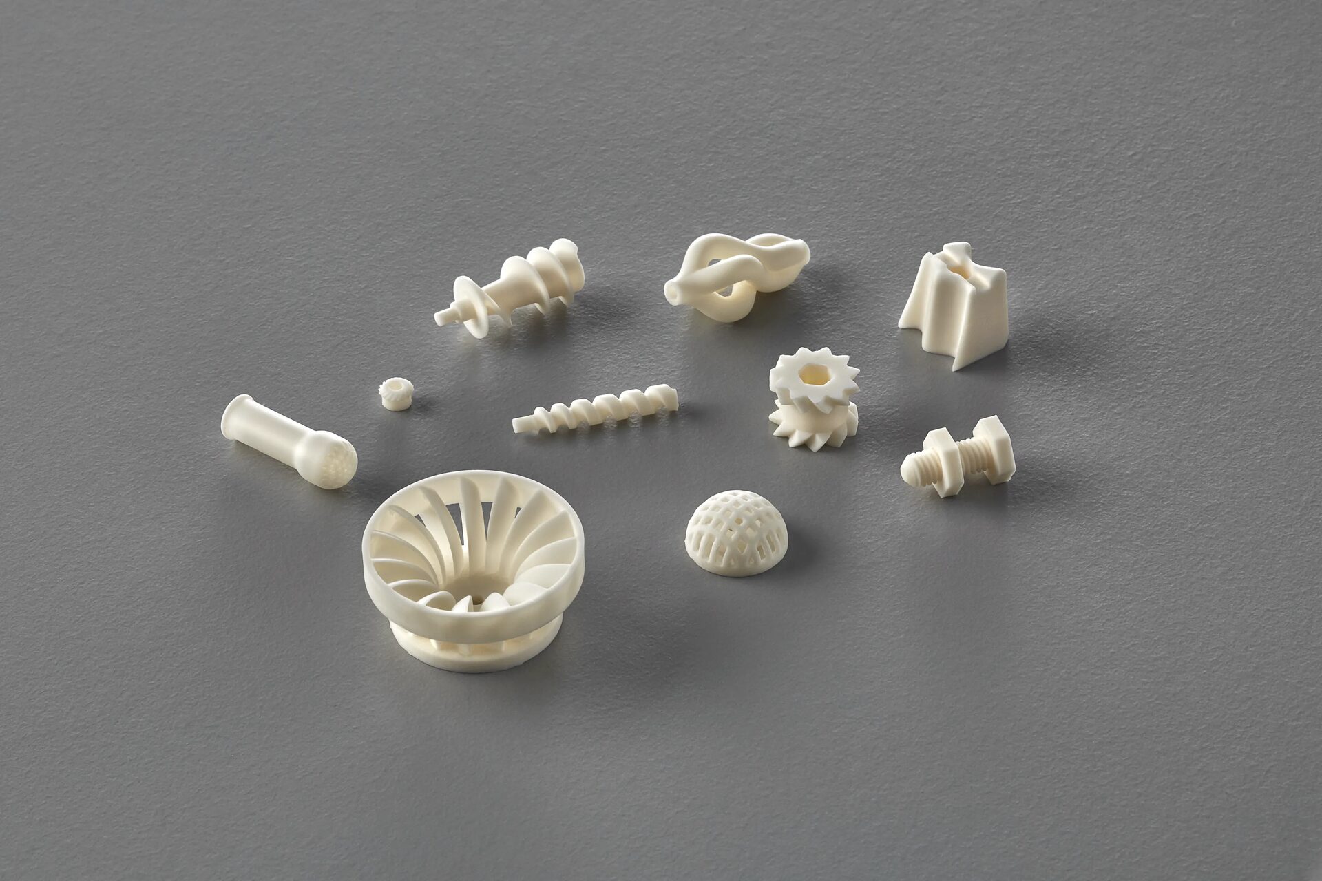 Verschiedene Bauteile aus Aluminiumoxid (Al₂O₃)