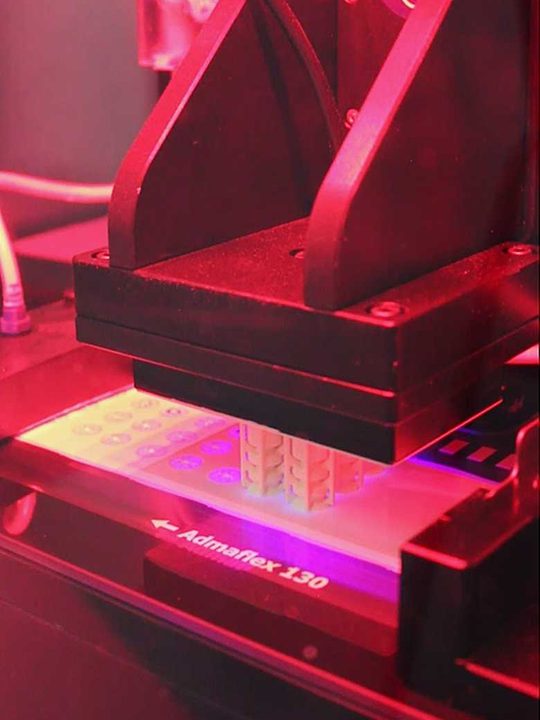 3D-Druck technischer Keramik: Keramikbauteile entstehen auf der Bauplattform des Admaflex-130-Druckers